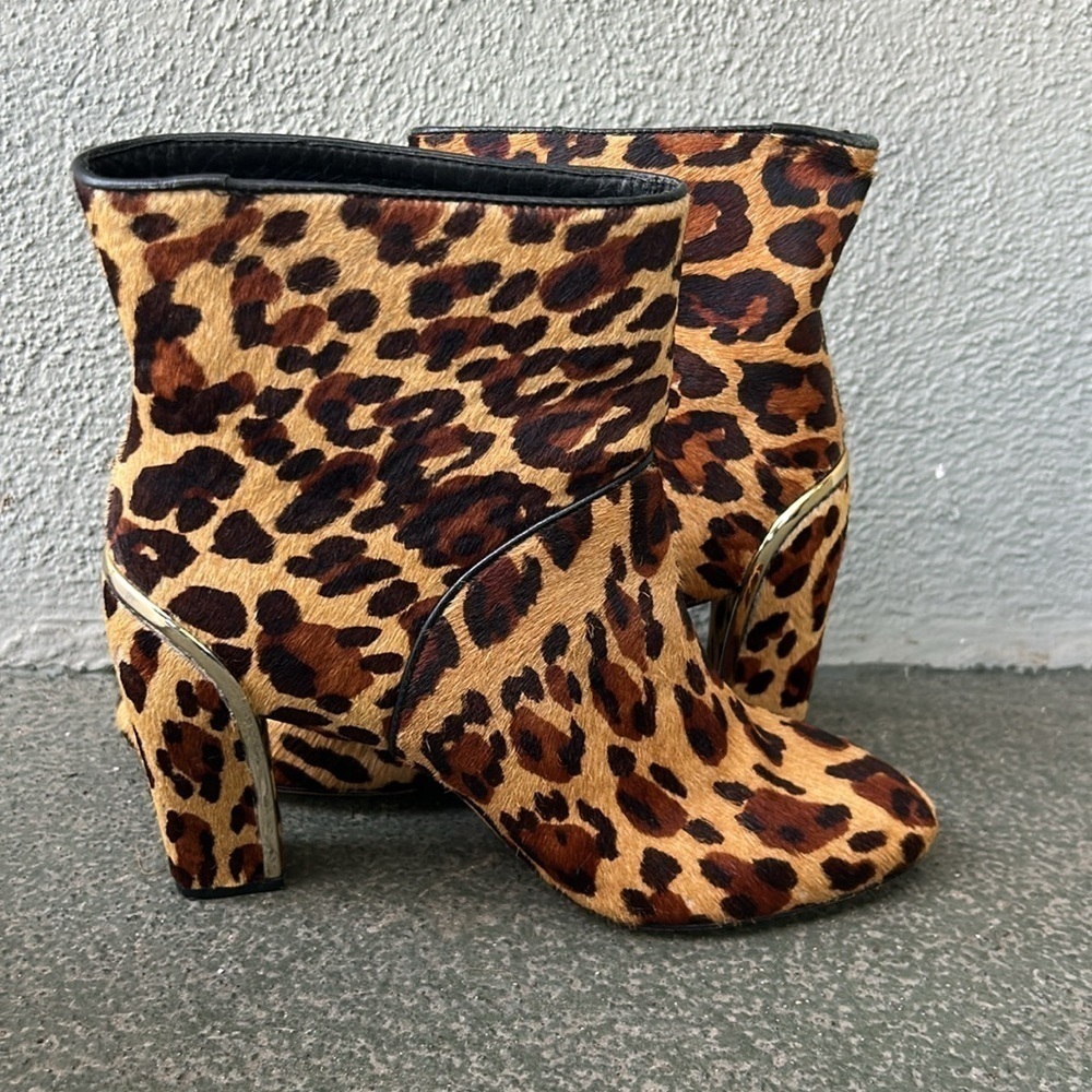 Dianne Von Furstenberg Glenda Leopard Calf Hair Heeled Booties Sz 6.5 - Picture 5 of 10